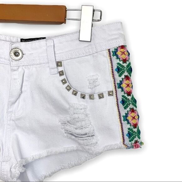 Parisian White Embroidered Shorts (girls) - Picture 2 of 4